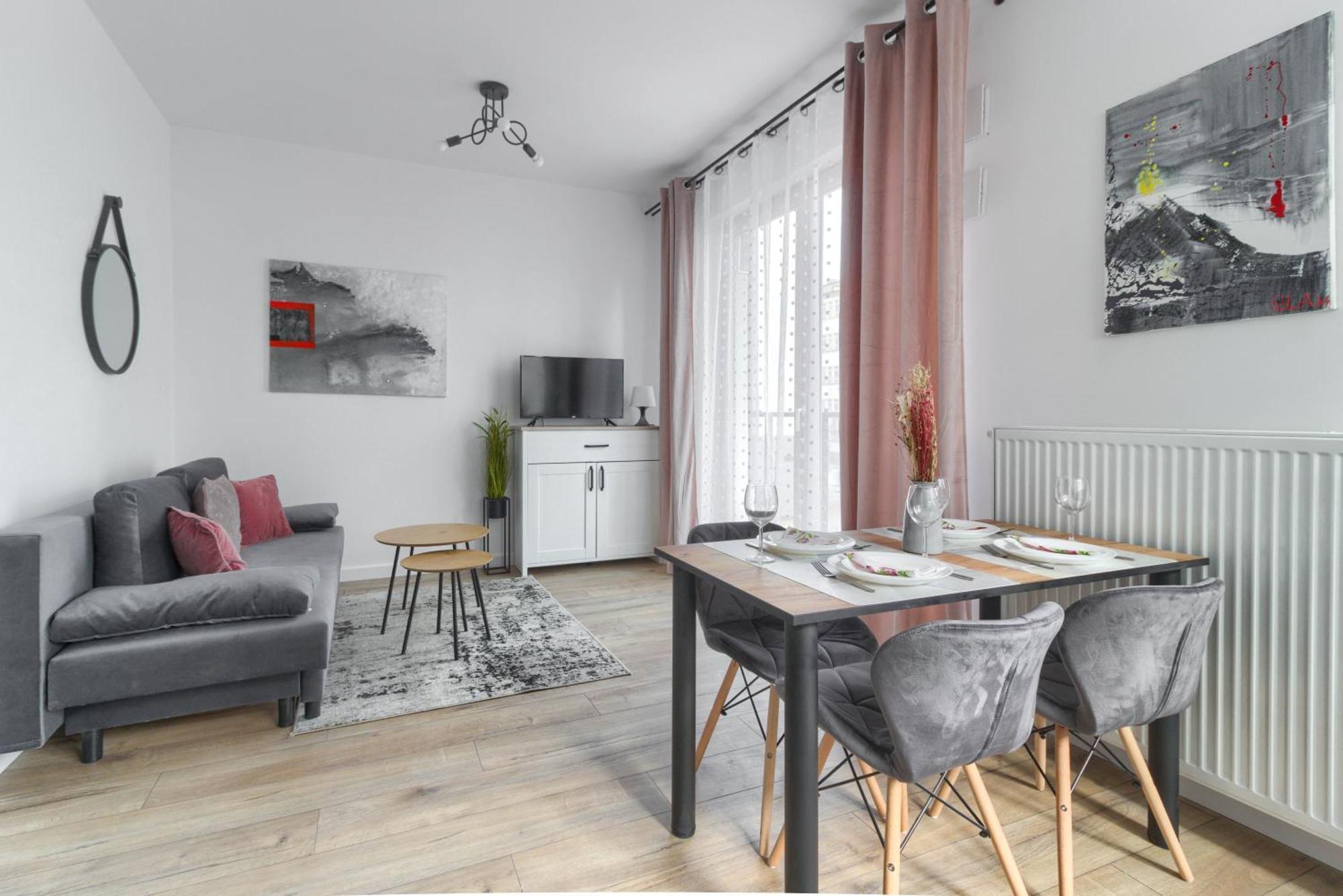 Leilighet M&r Airport&business Wynalazek - Fast Wi-fi - Underground Garage - Self Check-in - Netflix - 6 Min From Chopin Airport Warszawa