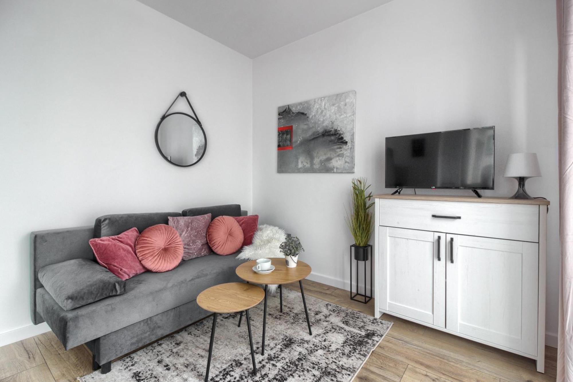 M&r Airport&business Wynalazek - Fast Wi-fi - Underground Garage - Self Check-in - Netflix - 6 Min From Chopin Airport Warszawa