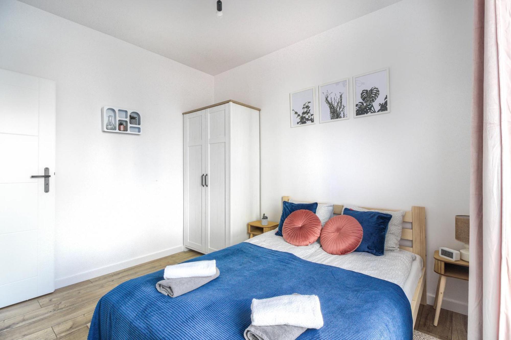 Leilighet M&r Airport&business Wynalazek - Fast Wi-fi - Underground Garage - Self Check-in - Netflix - 6 Min From Chopin Airport