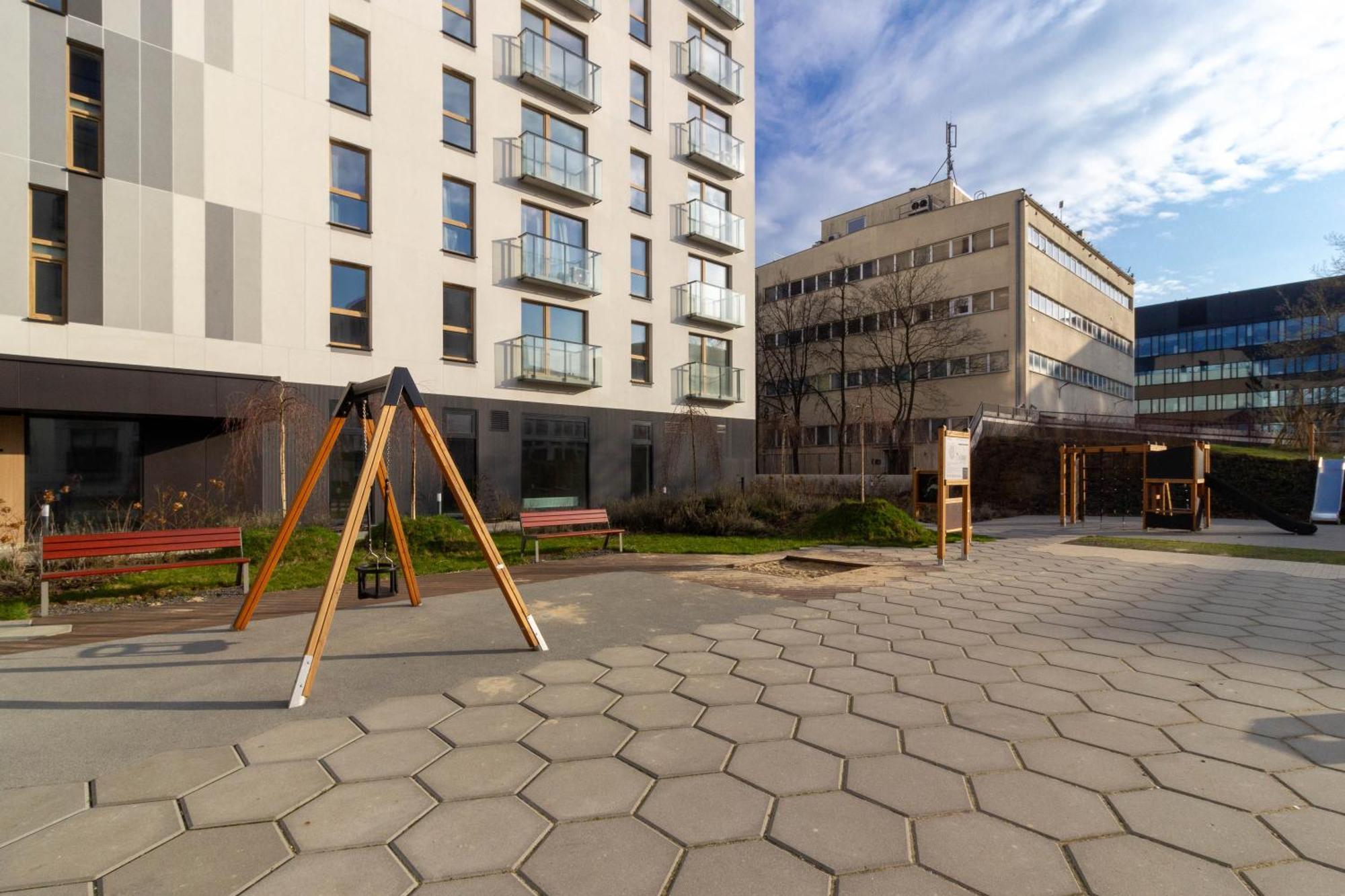 Leilighet M&r Airport&business Wynalazek - Fast Wi-fi - Underground Garage - Self Check-in - Netflix - 6 Min From Chopin Airport