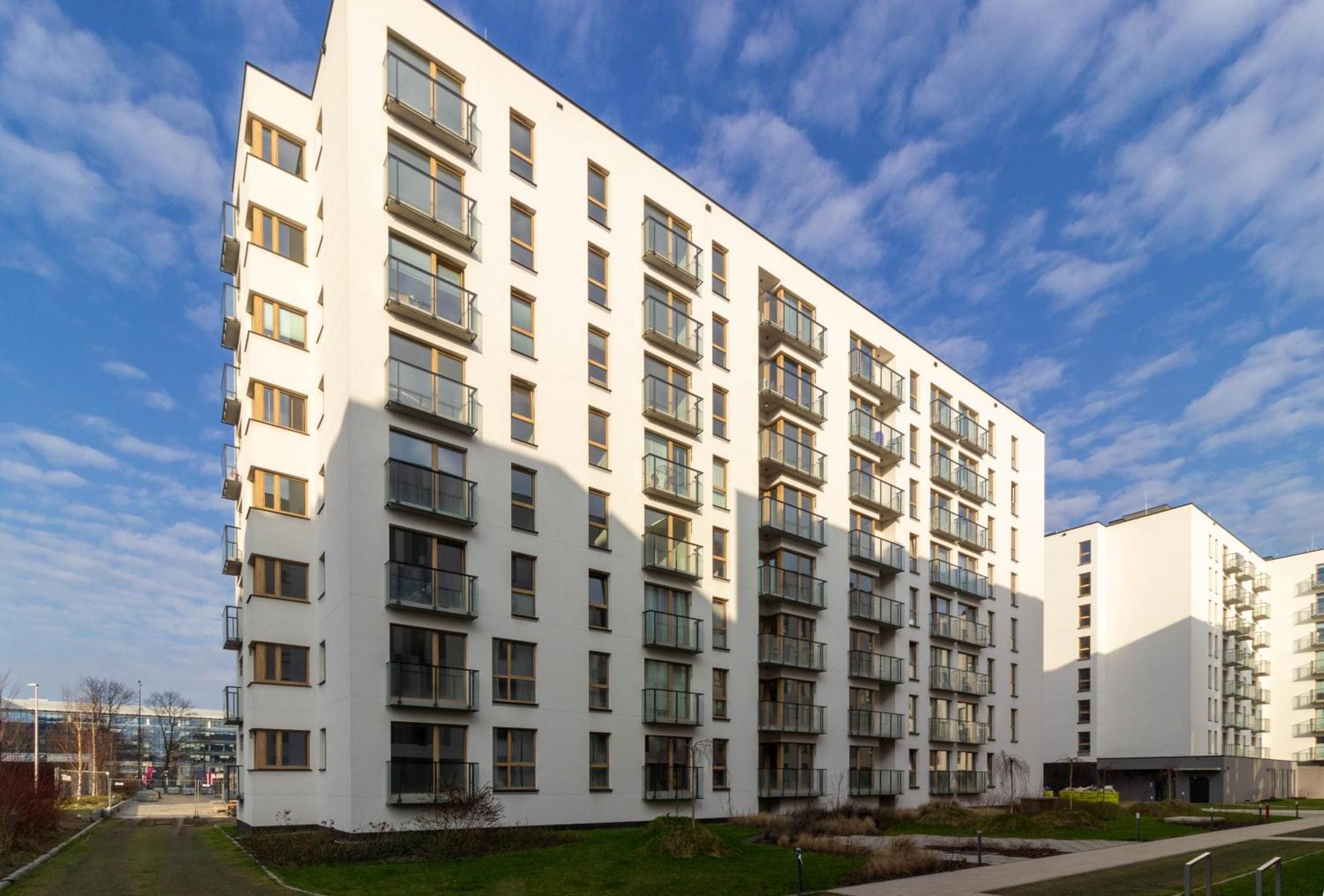 Leilighet M&r Airport&business Wynalazek - Fast Wi-fi - Underground Garage - Self Check-in - Netflix - 6 Min From Chopin Airport Warszawa